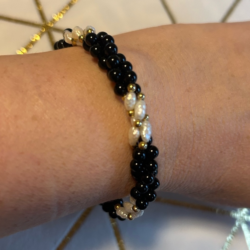 Fresh water pearl and black bead bracelet. Vintage!
